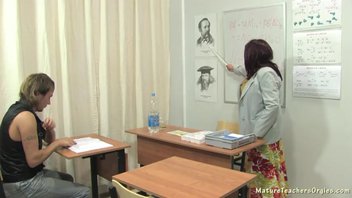 Русская толстая учительница с отвисшими дойками и волосатой пиздой трахает большой хуй студента