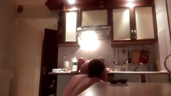 Русский домашний секс на кухне с молодой женой