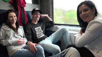 Две сексуальные красотки в поезде развлеклись с горячими молодыми парнями